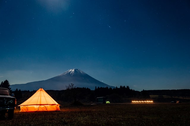 キャンプしながら最短33日間でドローン操縦OK。